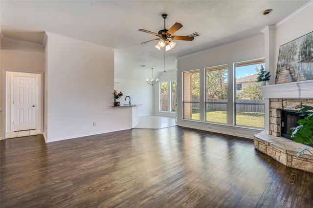 803 W Lonesome Dove Trail, Arlington, TX 76001