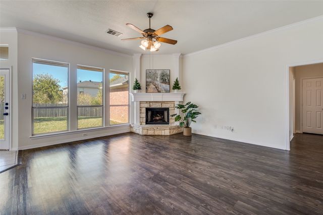 803 W Lonesome Dove Trail, Arlington, TX 76001