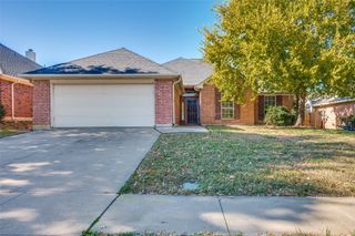 803 W Lonesome Dove Trail, Arlington, TX 76001