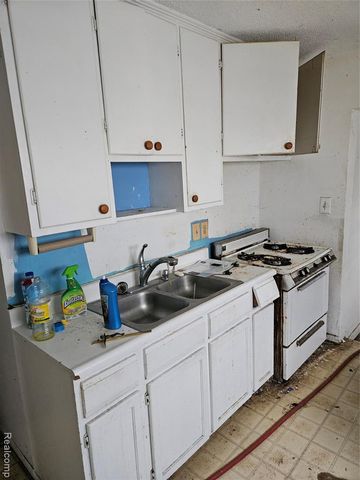 13876 Hendricks Avenue, Warren, MI 48089