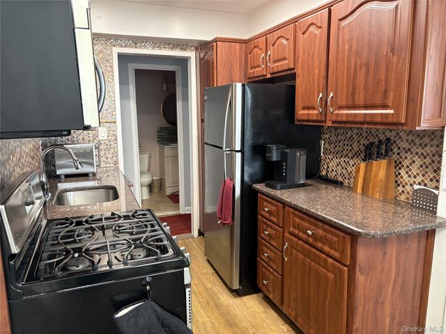 280 GUY LOMBARDO Avenue 5L, Freeport, NY 11520