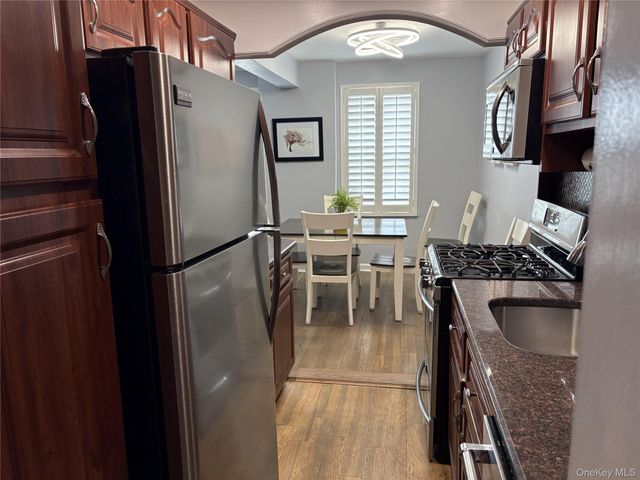 280 GUY LOMBARDO Avenue 5L, Freeport, NY 11520