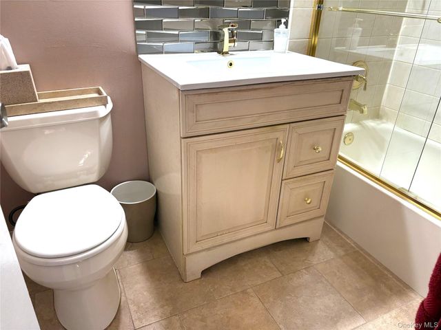 280 GUY LOMBARDO Avenue 5L, Freeport, NY 11520