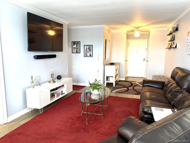 280 GUY LOMBARDO Avenue 5L, Freeport, NY 11520