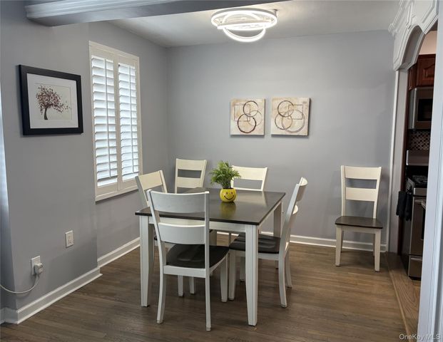 280 GUY LOMBARDO Avenue 5L, Freeport, NY 11520