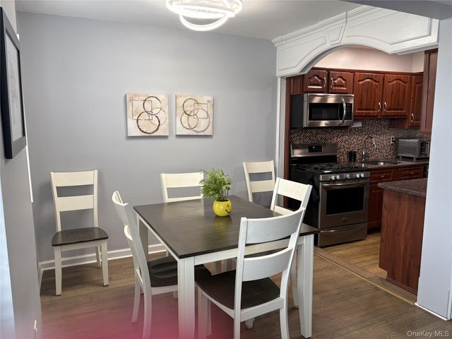 280 GUY LOMBARDO Avenue 5L, Freeport, NY 11520