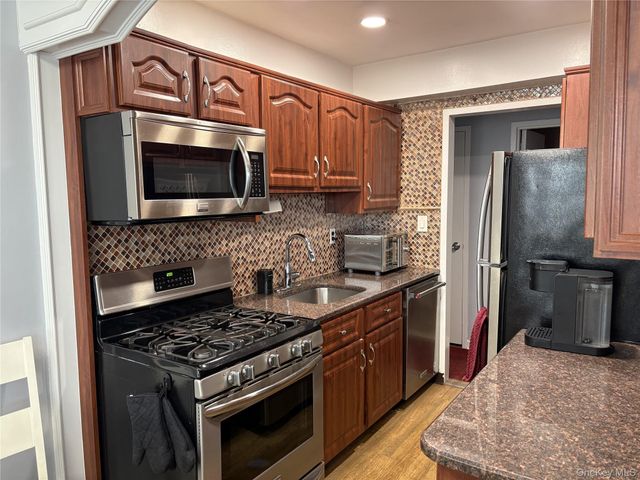 280 GUY LOMBARDO Avenue 5L, Freeport, NY 11520