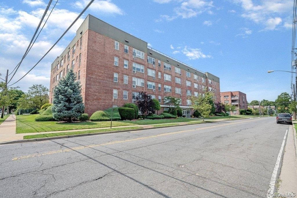 280 GUY LOMBARDO Avenue 5L, Freeport, NY 11520