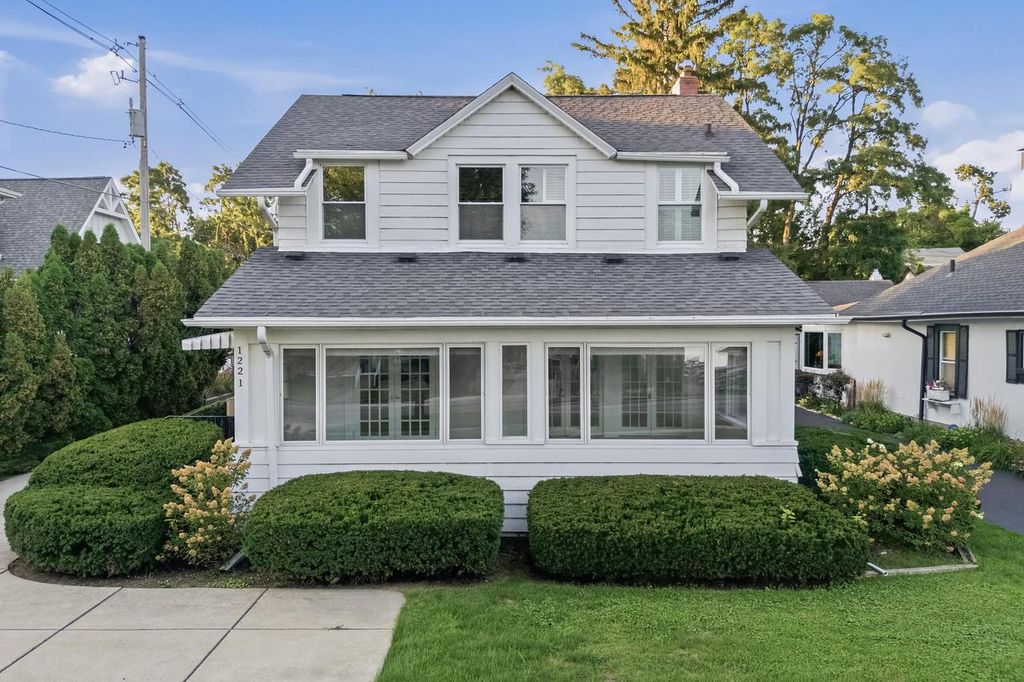 1221 W Main STREET, Lake Geneva, WI 53147