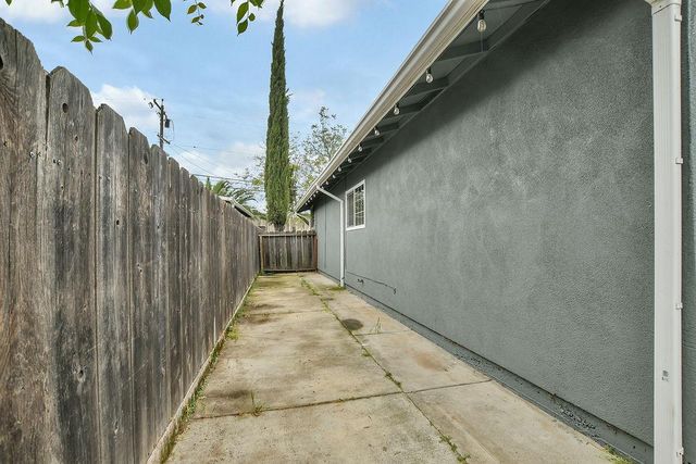 207 Park Ave, Manteca, CA 95337