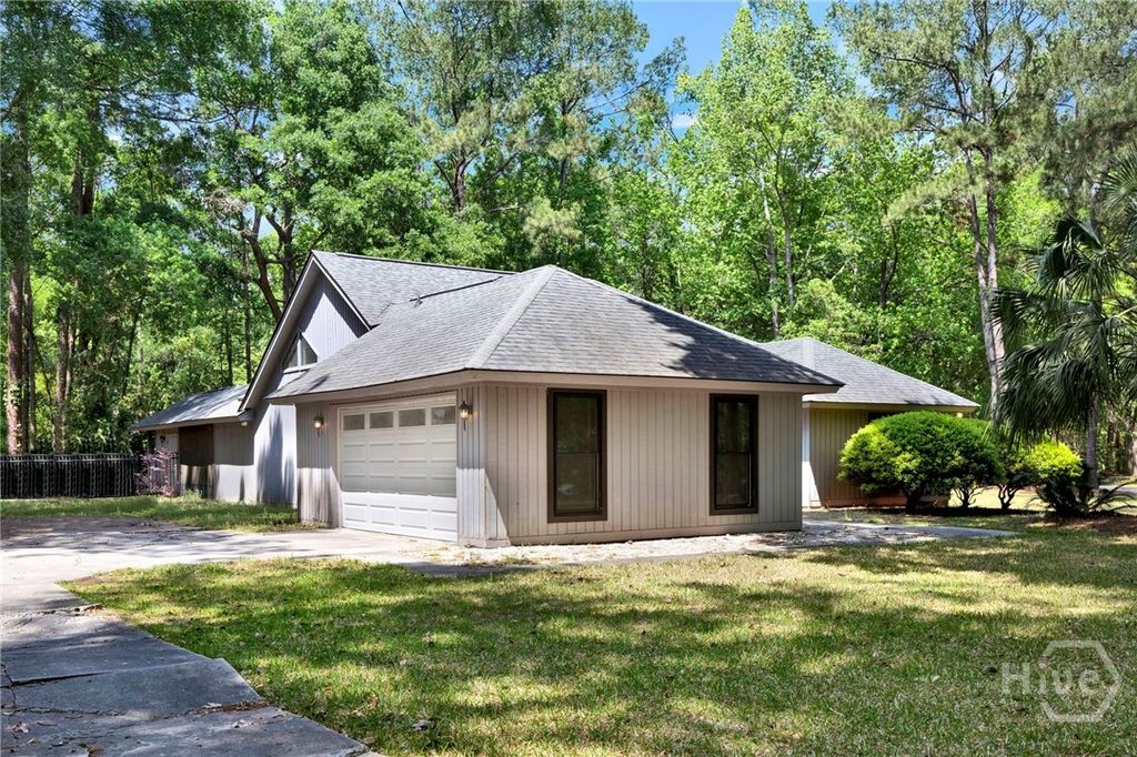 Image 3 of property listing at 16 Old Martin Lane, Richmond Hill, GA 31324