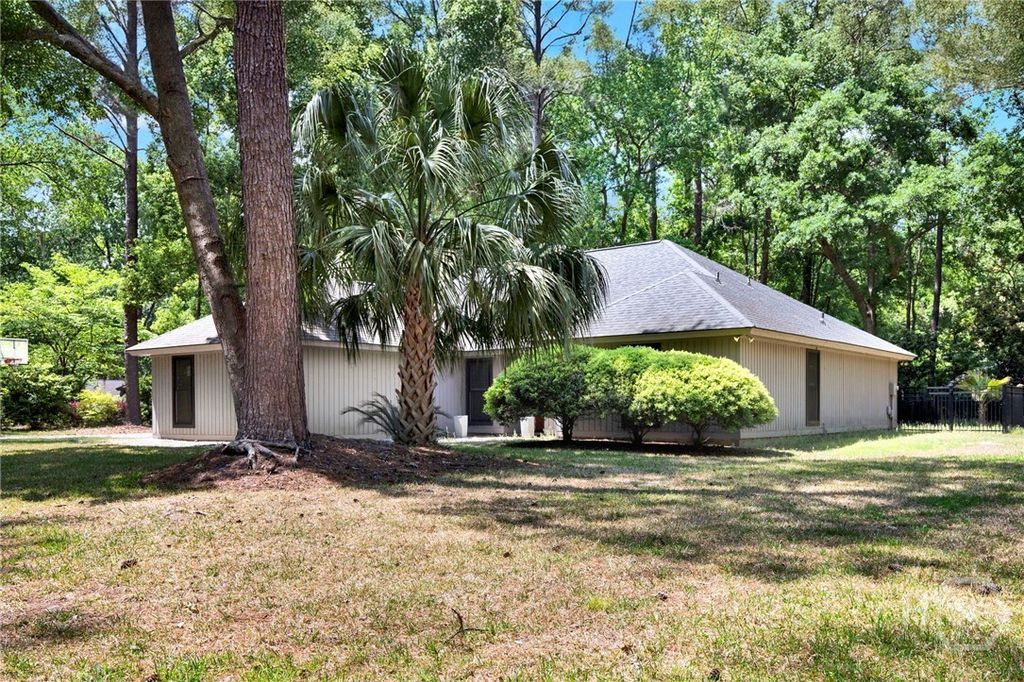 Image 4 of property listing at 16 Old Martin Lane, Richmond Hill, GA 31324