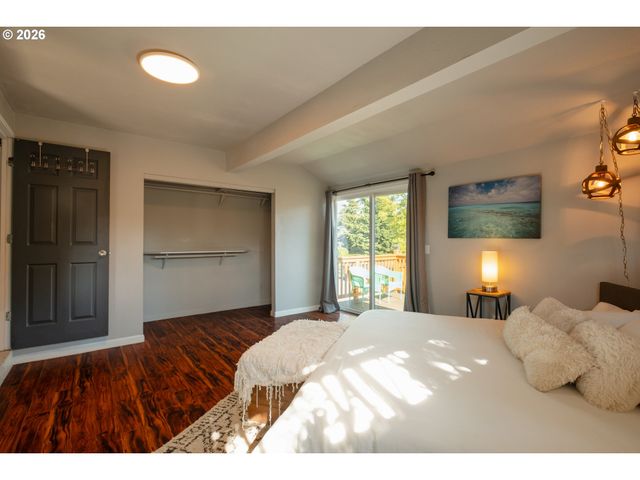 175 E CLARENDON St, Gladstone, OR 97027
