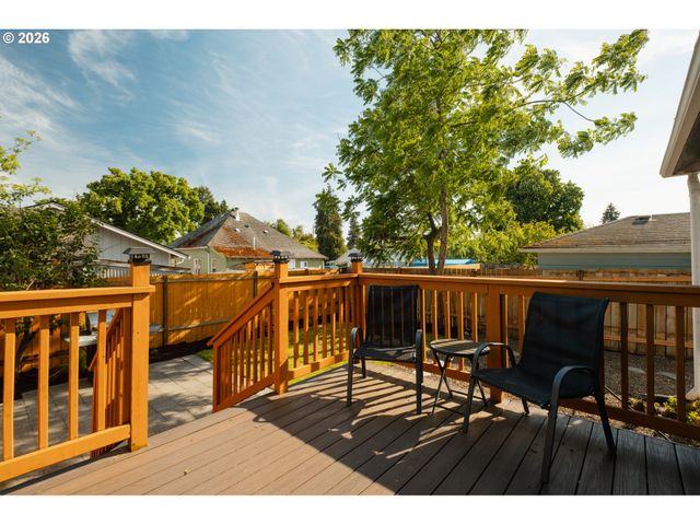 175 E CLARENDON St, Gladstone, OR 97027