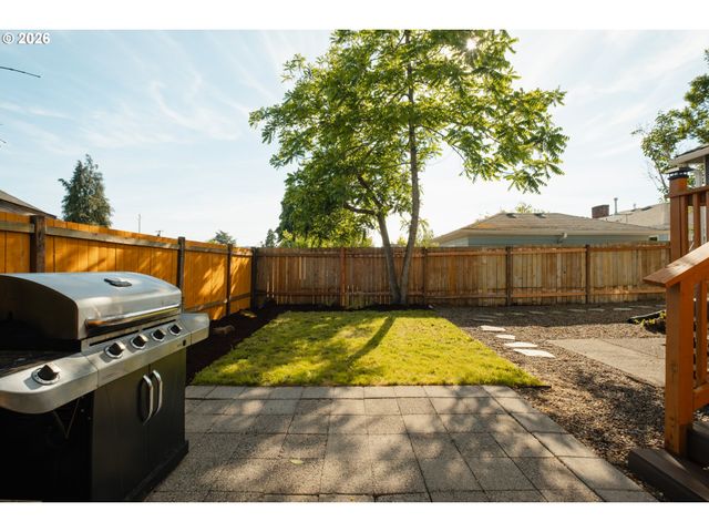 175 E CLARENDON St, Gladstone, OR 97027