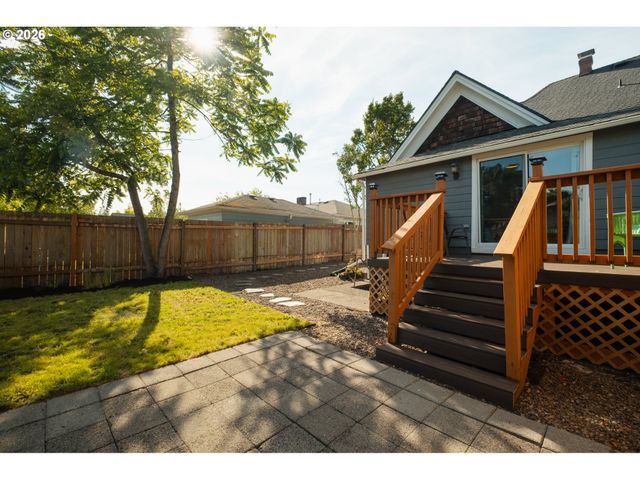 175 E CLARENDON St, Gladstone, OR 97027
