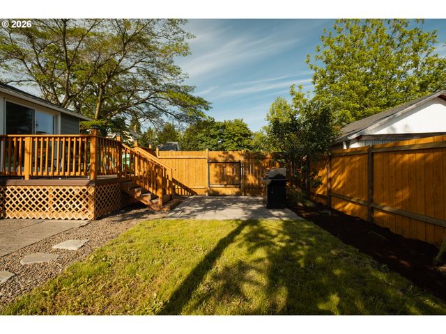 175 E CLARENDON St, Gladstone, OR 97027