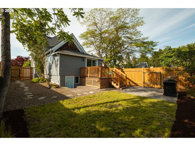 175 E CLARENDON St, Gladstone, OR 97027