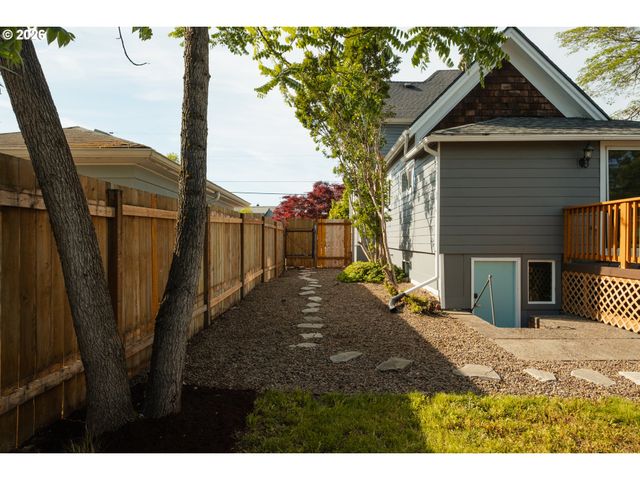 175 E CLARENDON St, Gladstone, OR 97027