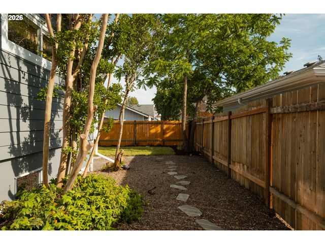175 E CLARENDON St, Gladstone, OR 97027