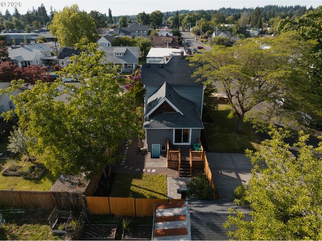175 E CLARENDON St, Gladstone, OR 97027