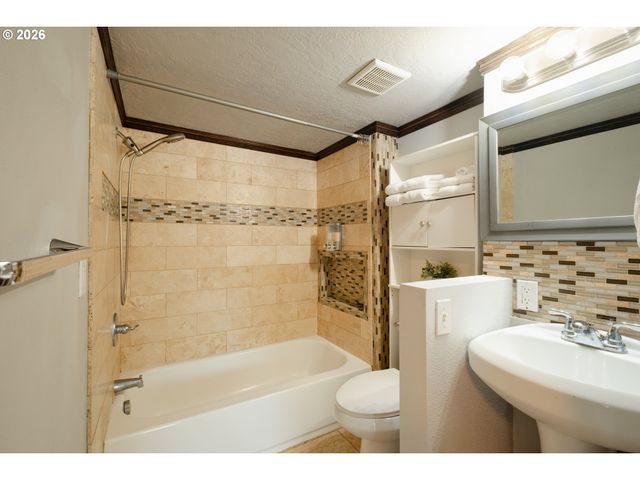 175 E CLARENDON St, Gladstone, OR 97027
