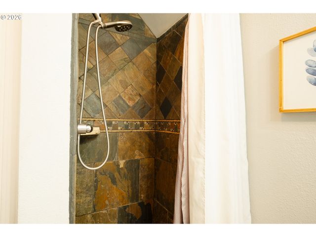 175 E CLARENDON St, Gladstone, OR 97027