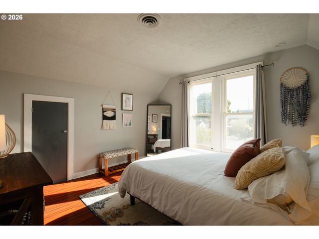 175 E CLARENDON St, Gladstone, OR 97027