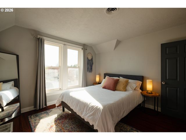 175 E CLARENDON St, Gladstone, OR 97027