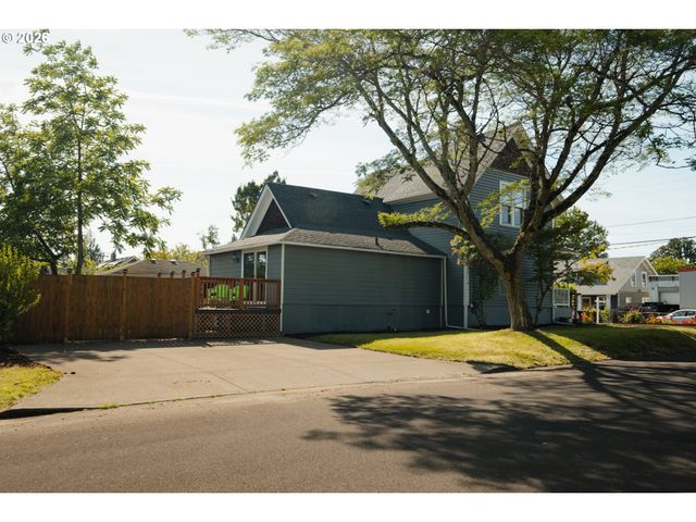 175 E CLARENDON St, Gladstone, OR 97027