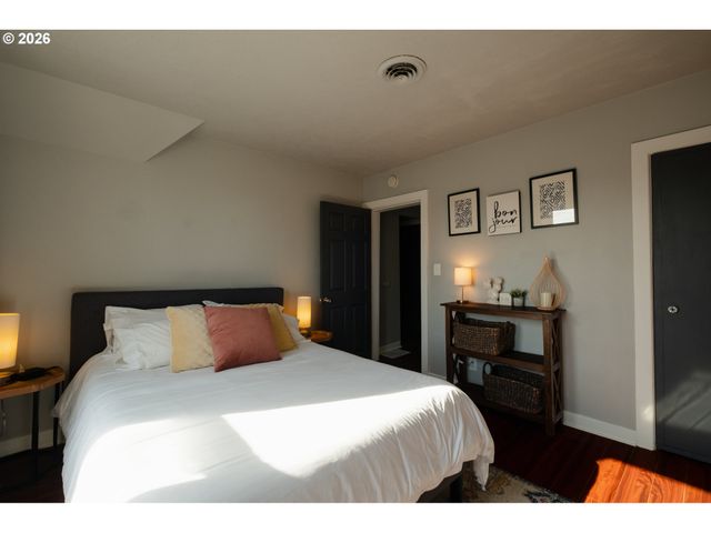 175 E CLARENDON St, Gladstone, OR 97027