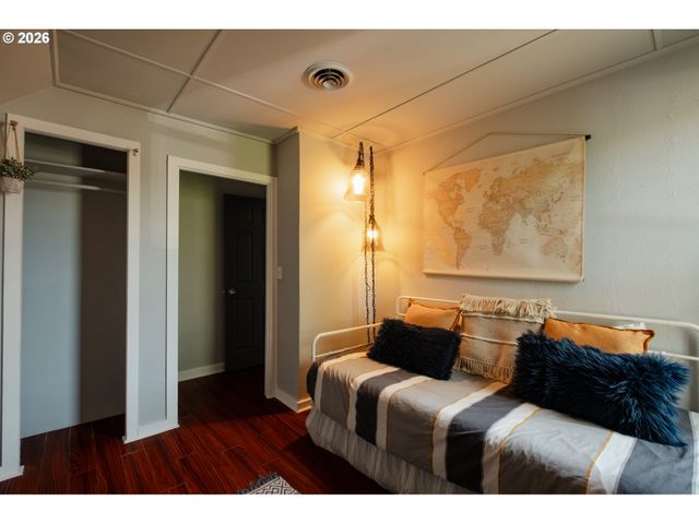 175 E CLARENDON St, Gladstone, OR 97027