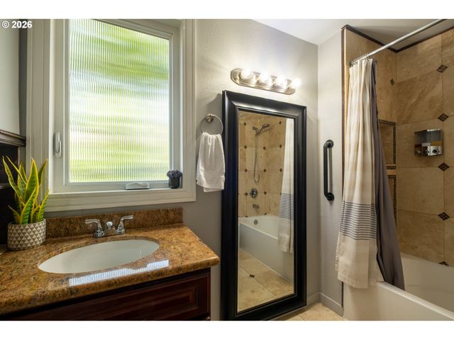 175 E CLARENDON St, Gladstone, OR 97027