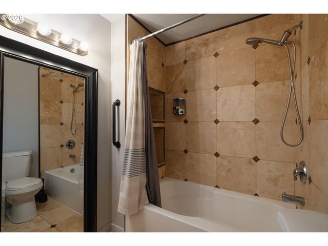 175 E CLARENDON St, Gladstone, OR 97027