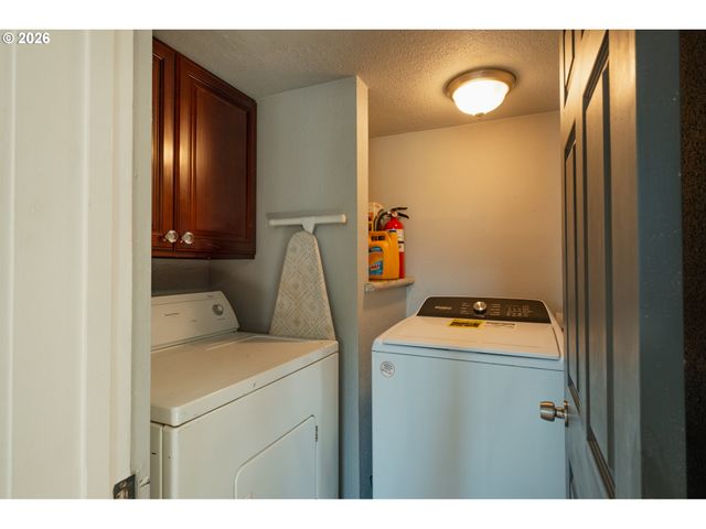 175 E CLARENDON St, Gladstone, OR 97027