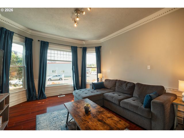 175 E CLARENDON St, Gladstone, OR 97027
