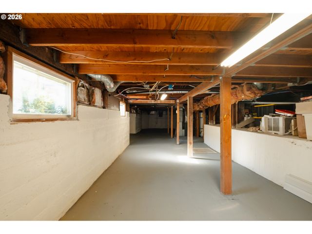 175 E CLARENDON St, Gladstone, OR 97027