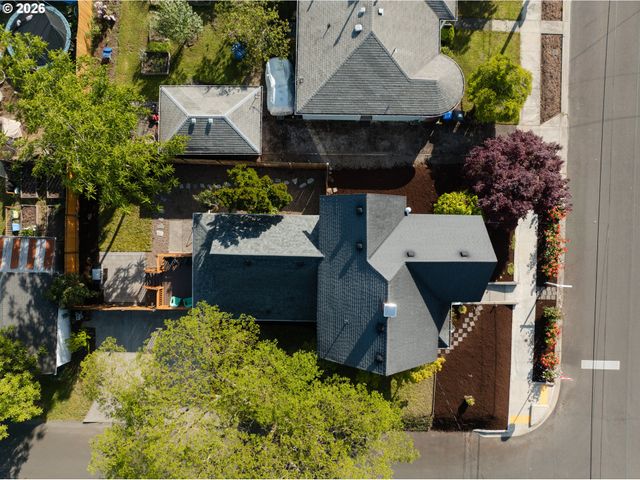 175 E CLARENDON St, Gladstone, OR 97027