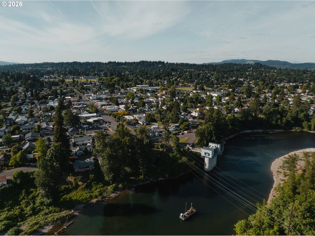 175 E CLARENDON St, Gladstone, OR 97027