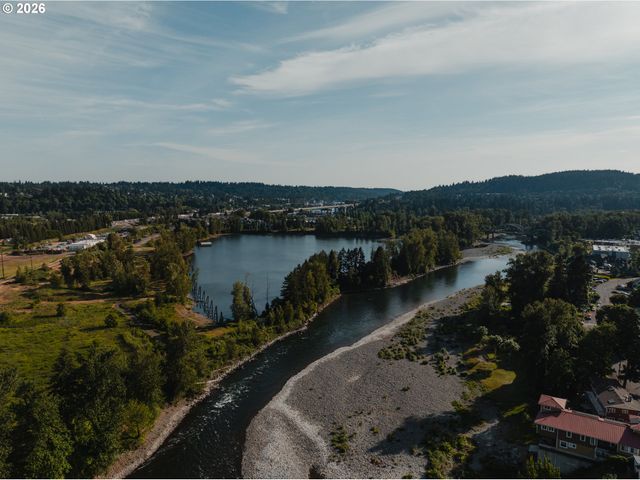 175 E CLARENDON St, Gladstone, OR 97027
