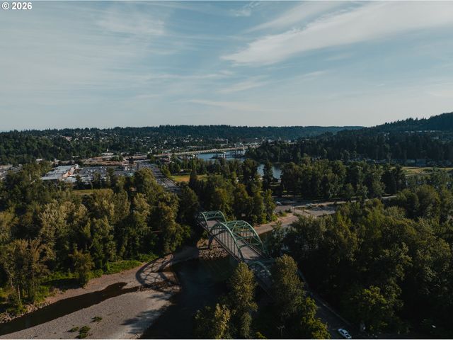 175 E CLARENDON St, Gladstone, OR 97027