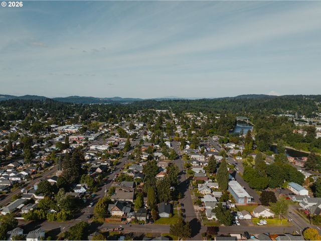 175 E CLARENDON St, Gladstone, OR 97027