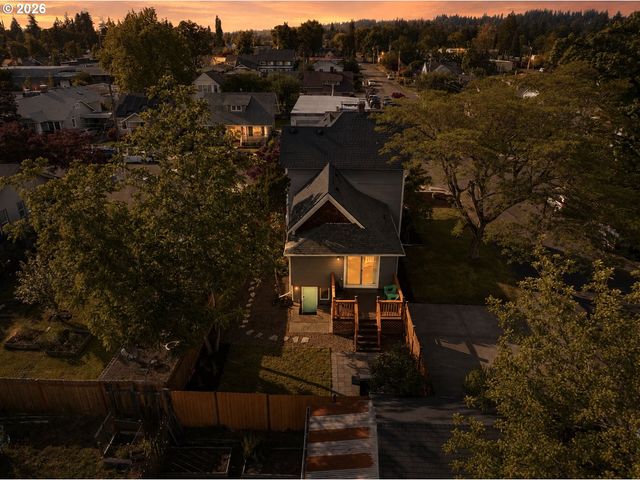 175 E CLARENDON St, Gladstone, OR 97027