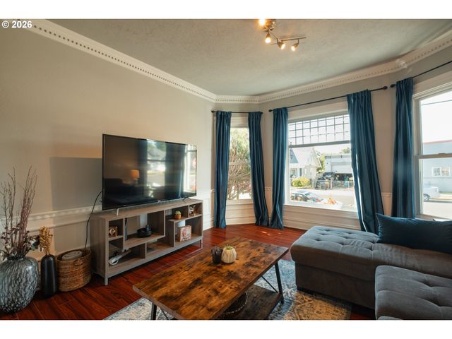 175 E CLARENDON St, Gladstone, OR 97027