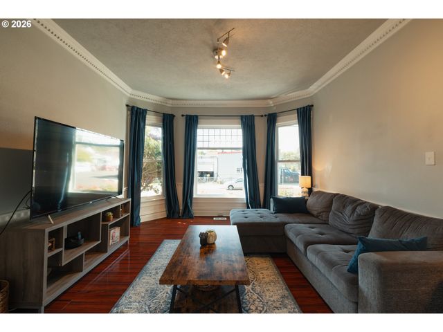 175 E CLARENDON St, Gladstone, OR 97027