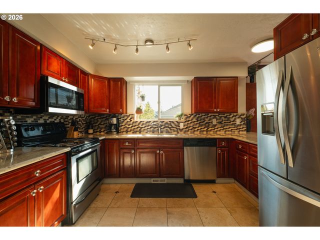 175 E CLARENDON St, Gladstone, OR 97027
