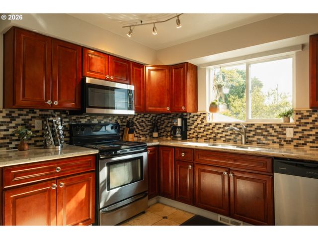175 E CLARENDON St, Gladstone, OR 97027