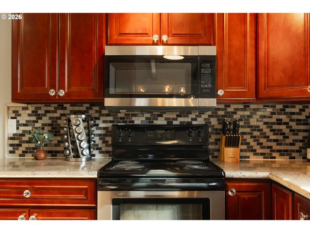 175 E CLARENDON St, Gladstone, OR 97027