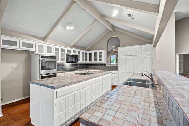 10100 Ravenswood Road, Granbury, TX 76049