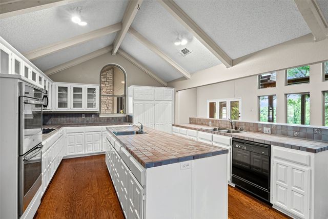 10100 Ravenswood Road, Granbury, TX 76049